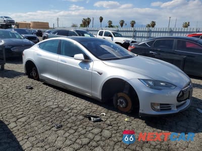 Czwarte zdjęcie samochodu z boku: 2013 TESLA MODEL S VIN:5YJSA1CN7DFP05789 - miniatura