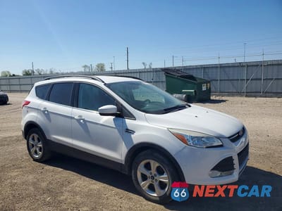 Czwarte zdjęcie samochodu z boku: 2015 FORD ESCAPE SE VIN:1FMCU9GX9FUB09031 - miniatura