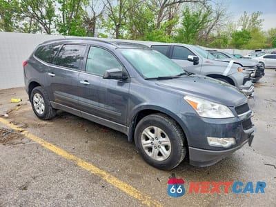 Czwarte zdjęcie samochodu z boku: 2012 CHEVROLET TRAVERSE LS VIN:1GNKRFED3CJ373276 - miniatura