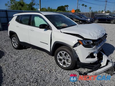 Czwarte zdjęcie samochodu z boku: 2026 JEEP COMPASS LATITUDE VIN:3C4NJDBN0TT190005 - miniatura