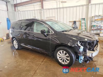 Czwarte zdjęcie samochodu z boku: 2019 CHRYSLER PACIFICA TOURING L VIN:2C4RC1BGXKR624962 - miniatura