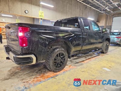 Trzecie zdjęcie samochodu z tyłu: 2021 CHEVROLET SILVERADO K1500 LT VIN:1GCRYDEDXMZ121901 - miniatura