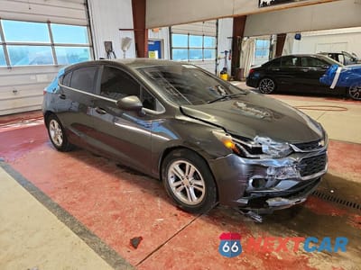 Czwarte zdjęcie samochodu z boku: 2017 CHEVROLET CRUZE LT VIN:3G1BE6SM8HS538424 - miniatura