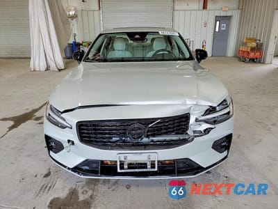 Piąte zdjęcie samochodu w środku: 2022 VOLVO S60 B5 MOMENTUM VIN:7JRL12TZ0NG162596 - miniatura