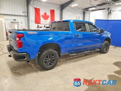 Trzecie zdjęcie samochodu z tyłu: 2022 CHEVROLET SILVERADO K1500 LT TRAIL BOSS VIN:3GCPDFEK3NG512645 - miniatura
