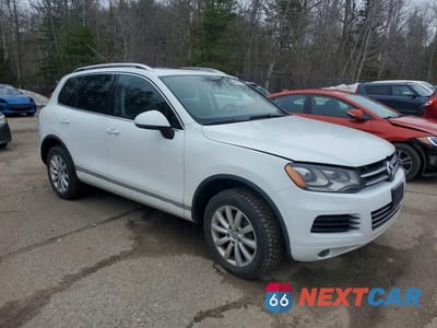 Czwarte zdjęcie samochodu z boku: 2014 VOLKSWAGEN TOUAREG V6 VIN:WVGEF9BP5ED003586 - miniatura