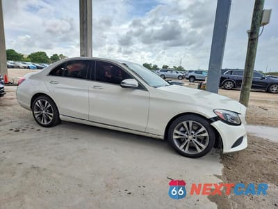 Czwarte zdjęcie samochodu z boku: 2016 MERCEDES-BENZ C 300 VIN:55SWF4JB9GU132992 - miniatura