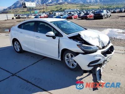 Czwarte zdjęcie samochodu z boku: 2018 CHEVROLET CRUZE LT VIN:1G1BE5SM5J7180844 - miniatura