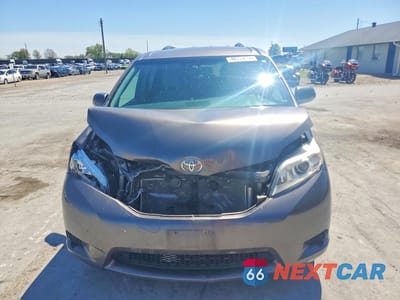 Piąte zdjęcie samochodu w środku: 2016 TOYOTA SIENNA LE 8-PASSENGER VIN:5TDKK3DC6GS699022 - miniatura