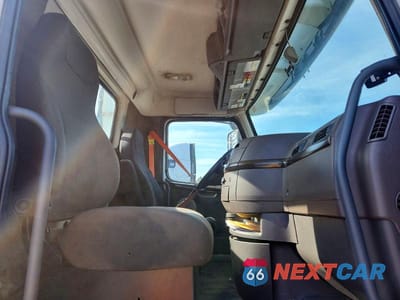 Piąte zdjęcie samochodu w środku: 2016 VOLVO VNL SEMI TRUCK VIN:4V4NC9EH6GN948761 - miniatura