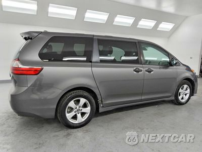 Trzecie zdjęcie samochodu z tyłu: 2020 TOYOTA SIENNA L 7-PASSENGER VIN:5TDZZ3DC0LS042477 - miniatura
