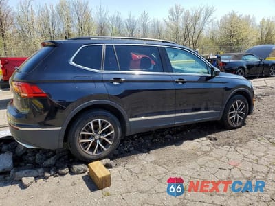 Trzecie zdjęcie samochodu z tyłu: 2018 VOLKSWAGEN TIGUAN SE VIN:3VV2B7AX2JM191508 - miniatura