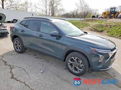 Czwarte zdjęcie samochodu z boku: 2025 CHEVROLET TRAX 1LT VIN:KL77LHEP4SC267859 - miniatura