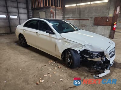 Czwarte zdjęcie samochodu z boku: 2018 MERCEDES-BENZ E 300 4MATIC VIN:WDDZF4KB2JA383579 - miniatura