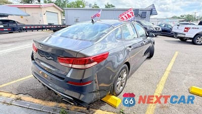 Czwarte zdjęcie samochodu z boku: 2020 KIA OPTIMA LX VIN:5XXGT4L30LG413221 - miniatura