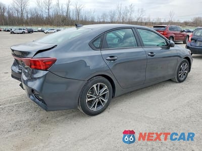 Trzecie zdjęcie samochodu z tyłu: 2022 KIA FORTE LXS VIN:3KPF24AD7NE500300 - miniatura