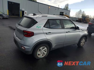 Trzecie zdjęcie samochodu z tyłu: 2020 HYUNDAI VENUE SEL VIN:KMHRC8A36LU018114 - miniatura