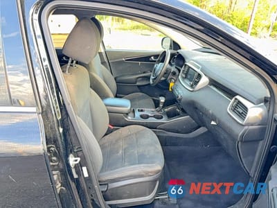 Piąte zdjęcie samochodu w środku: 2019 KIA SORENTO L VIN:5XYPG4A30KG584522 - miniatura