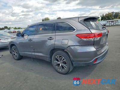 Drugie zdjęcie samochodu z przodu: 2018 TOYOTA HIGHLANDER LE VIN:5TDZARFHXJS036430 - miniatura