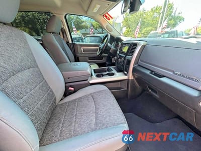 Piąte zdjęcie samochodu w środku: 2018 RAM 1500 SLT VIN:3C6RR7LG3JG203497 - miniatura