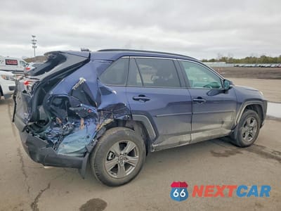 Trzecie zdjęcie samochodu z tyłu: 2025 TOYOTA RAV4 XLE VIN:2T3P1RFV0SW547061 - miniatura