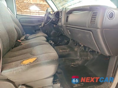 Zdjęcie 7 z 12 samochodu: 2004 GMC SIERRA VIN:1GTHC29U24E387428 - miniatura