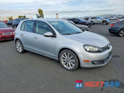Czwarte zdjęcie samochodu z boku: 2013 VOLKSWAGEN GOLF TDI 4D HATCHBAC VIN:WVWDM7AJ6DW118272 - miniatura