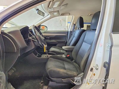 Zdjęcie 7 z 14 samochodu: 2016 MITSUBISHI OUTLANDER SE VIN:JA4AD3A32GZ000519 - miniatura
