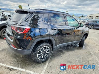Trzecie zdjęcie samochodu z tyłu: 2025 JEEP COMPASS TRAILHAWK VIN:3C4NJDDN9ST565837 - miniatura