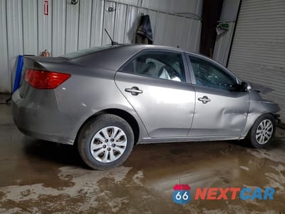 Trzecie zdjęcie samochodu z tyłu: 2010 KIA FORTE EX VIN:KNAFU4A25A5135613 - miniatura