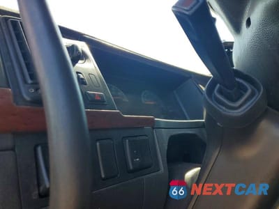 Zdjęcie 8 z 10 samochodu: 2012 VOLVO VNL SEMI TRUCK VIN:4V4NC9EH8CN550333 - miniatura