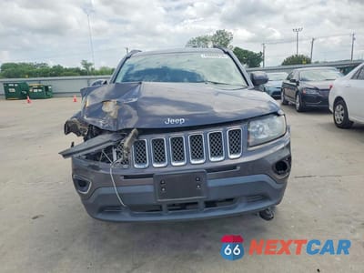 Piąte zdjęcie samochodu w środku: 2016 JEEP COMPASS LATITUDE VIN:1C4NJCEA3GD676385 - miniatura