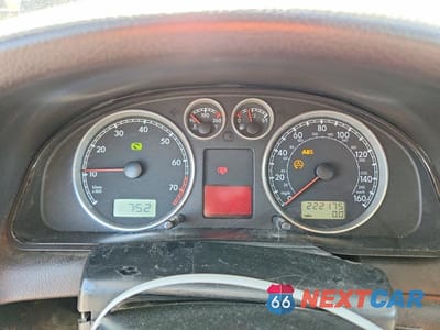 Zdjęcie 9 z 12 samochodu: 2003 VOLKSWAGEN PASSAT GLX VIN:WVWRH63BX3P456177 - miniatura