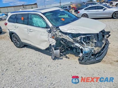 Czwarte zdjęcie samochodu z boku: 2019 TOYOTA HIGHLANDER XLE VIN:5TDJZRFH5KS596931 - miniatura