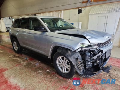 Czwarte zdjęcie samochodu z boku: 2023 JEEP GRAND CHEROKEE LAREDO VIN:1C4RJHAG6P8851021 - miniatura