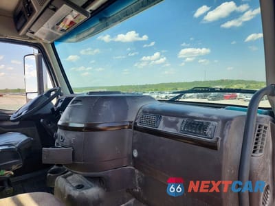 Piąte zdjęcie samochodu w środku: 2012 VOLVO VNM SEMI TRUCK VIN:4V4MC9DF7CN560024 - miniatura