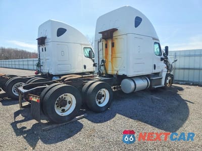 Czwarte zdjęcie samochodu z boku: 2015 FREIGHTLINER CASCADIA 125 SEMI TRUCK VIN:1FUJGLD65FLGJ1340 - miniatura