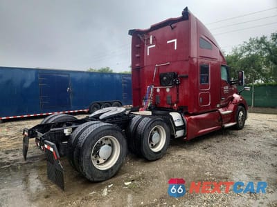 Czwarte zdjęcie samochodu z boku: 2021 KENWORTH T680 SEMI TRUCK VIN:1XKYDP9X1MJ399537 - miniatura