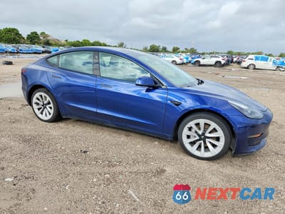 Czwarte zdjęcie samochodu z boku: 2022 TESLA MODEL 3 VIN:5YJ3E1EA9NF372659 - miniatura