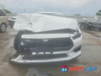 Piąte zdjęcie samochodu w środku: 2025 FORD MUSTANG VIN:1FA6P8TH2S5130427 - miniatura