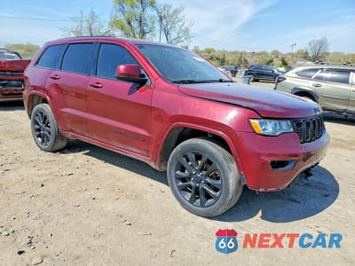 Czwarte zdjęcie samochodu z boku: 2018 JEEP GRAND CHEROKEE LAREDO VIN:1C4RJFAGXJC468305 - miniatura