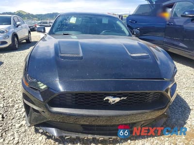 Piąte zdjęcie samochodu w środku: 2020 FORD MUSTANG VIN:1FA6P8TH0L5163279 - miniatura