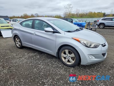 Czwarte zdjęcie samochodu z boku: 2013 HYUNDAI ELANTRA GLS VIN:KMHDH4AE0DU582770 - miniatura