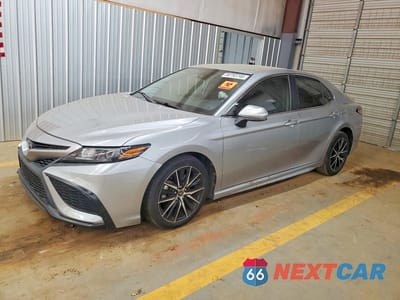 2021 TOYOTA CAMRY LE 4T1G11AK5MU598355 - główne zdjęcie licytacji z USA - miniatura