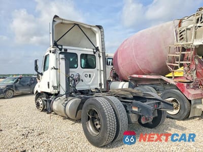 Trzecie zdjęcie samochodu z tyłu: 2022 FREIGHTLINER CASCADIA 116 SEMI TRUCK VIN:3AKBHTDV1NSNH5604 - miniatura