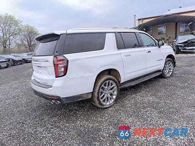 Czwarte zdjęcie samochodu z boku: 2024 CHEVROLET SUBURBAN K1500 PREMIER VIN:1GNSKFKL1RR308842 - miniatura