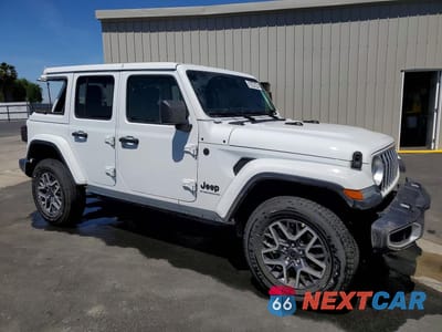 Czwarte zdjęcie samochodu z boku: 2025 JEEP WRANGLER SAHARA VIN:1C4PJXEN1SW546900 - miniatura
