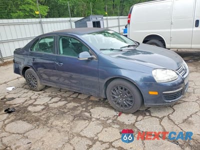 Czwarte zdjęcie samochodu z boku: 2010 VOLKSWAGEN JETTA S VIN:3VWJX7AJ2AM022402 - miniatura