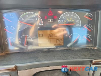 Zdjęcie 8 z 10 samochodu: 2018 VOLVO VNL SEMI TRUCK VIN:4V4N39TG7JN892475 - miniatura