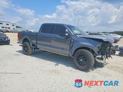 Czwarte zdjęcie samochodu z boku: 2023 FORD F250 SUPER DUTY VIN:1FT8W2BT0PED35616 - miniatura